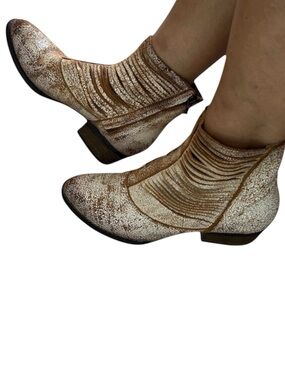 Sbicca Vintage Collection distressed Chestnut leather laser cutout booties 8